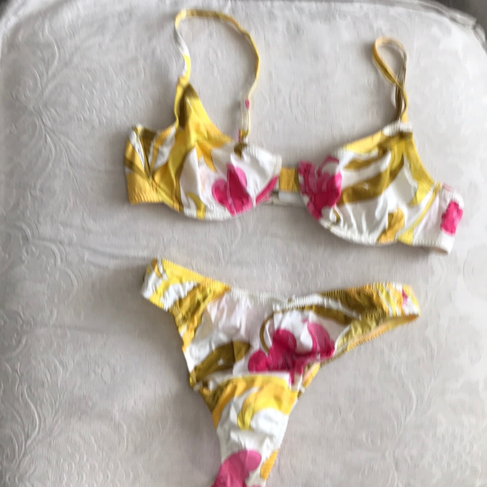 Emilio Puccini’s bra and thong set